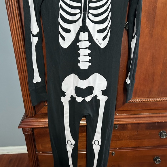 Pink skeleton one piece with snaps. Super cozy. Worn once. Size medium - Picture 6 of 6